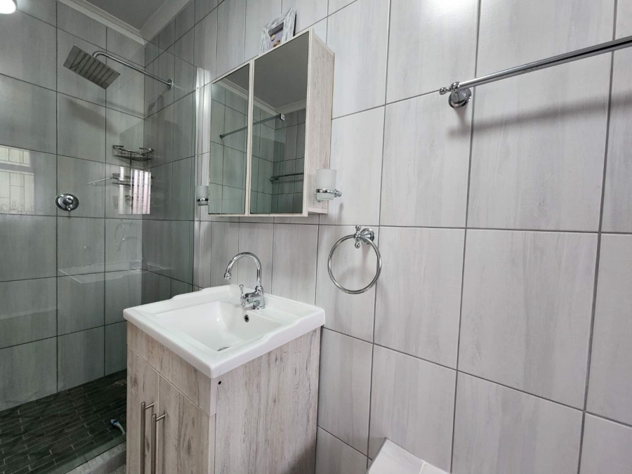 5 Bedroom Property for Sale in Fraaiuitsig Western Cape